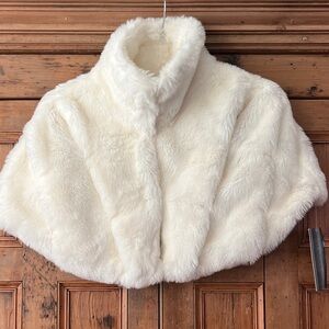 Tahari Winter White Faux Fur Wrap
Style - Darren